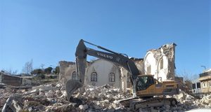 Depremde zarar gören tarihi camiyi kepçeyle yıktılar